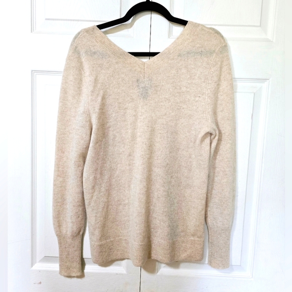 HALOGEN Women's Medium 100% Cashmere Taupe Long Sleeve V-neck Thin Sweater - Picture 2 of 2